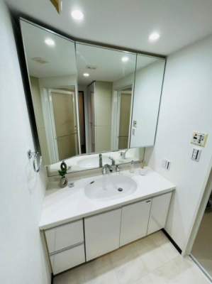 洗面台・洗面所　大きな鏡の三面鏡です。収納力もあり使いやすい洗面台です。