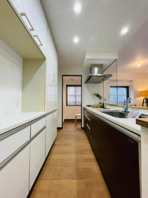 キッチン　背面スペースも豊富です。大きな冷蔵庫をおいても大丈夫なゆとりのある広さです。