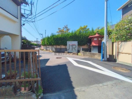 �_�ސ쌧������s�~��2���ڂ̐V�z��ˌ��Ă̑O�ʓ��H�܂ތ��n�ʐ^