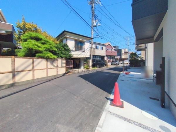 �_�ސ쌧������s�~��2���ڂ̐V�z��ˌ��Ă̑O�ʓ��H�܂ތ��n�ʐ^