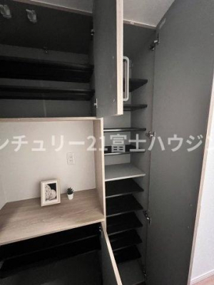 ց@-