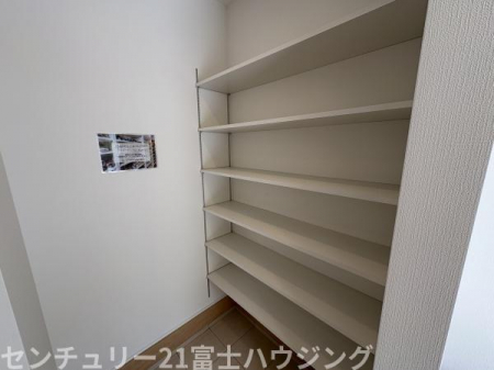 ց@-
