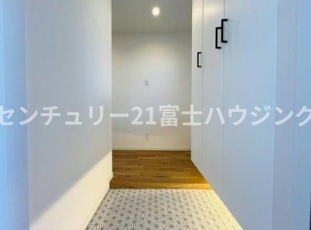 ց@-
