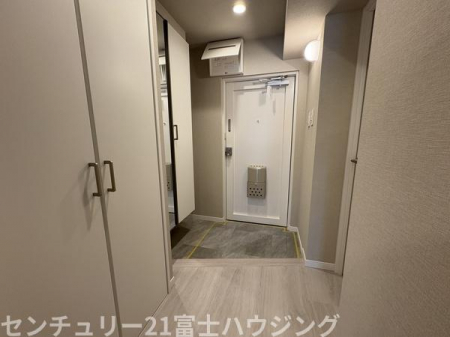 ց@-