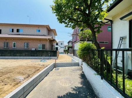 �_�ސ쌧����s�H��2���ڂ̐V�z��ˌ��Ă̑O�ʓ��H�܂ތ��n�ʐ^