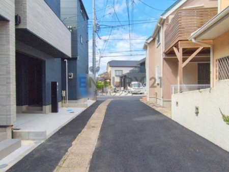 �_�ސ쌧������s���2���ڂ̐V�z��ˌ��Ă̑O�ʓ��H�܂ތ��n�ʐ^