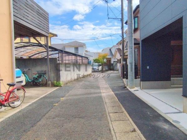 �_�ސ쌧������s���2���ڂ̐V�z��ˌ��Ă̑O�ʓ��H�܂ތ��n�ʐ^