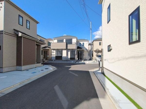 �_�ސ쌧������s�����̐V�z��ˌ��Ă̑O�ʓ��H�܂ތ��n�ʐ^