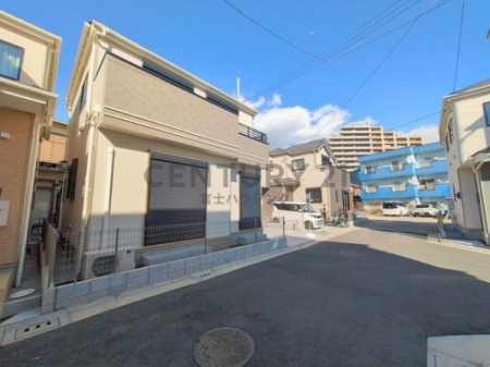 �_�ސ쌧������s�����̐V�z��ˌ��Ă̑O�ʓ��H�܂ތ��n�ʐ^