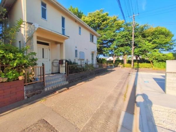 �_�ސ쌧����s�А�4���ڂ̐V�z��ˌ��Ă̑O�ʓ��H�܂ތ��n�ʐ^