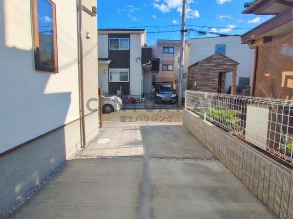 �_�ސ쌧������s�����̐V�z��ˌ��Ă̑O�ʓ��H�܂ތ��n�ʐ^