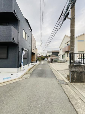 �_�ސ쌧������s����1���ڂ̐V�z��ˌ��Ă̑O�ʓ��H�܂ތ��n�ʐ^