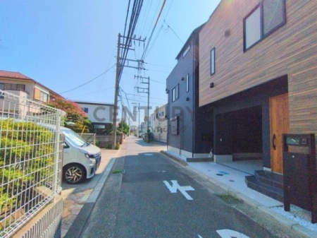 �_�ސ쌧������s����1���ڂ̐V�z��ˌ��Ă̑O�ʓ��H�܂ތ��n�ʐ^