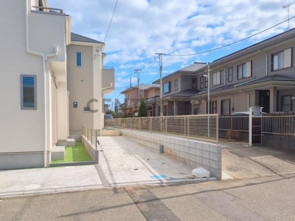 �_�ސ쌧������s����1���ڂ̐V�z��ˌ��Ă̑O�ʓ��H�܂ތ��n�ʐ^