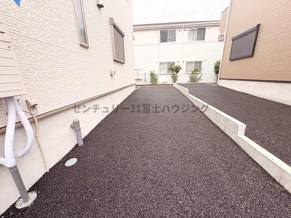 �_�ސ쌧������s����2���ڂ̐V�z��ˌ��Ă̑O�ʓ��H�܂ތ��n�ʐ^