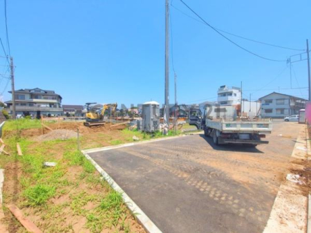 �_�ސ쌧������s����2���ڂ̐V�z��ˌ��Ă̑O�ʓ��H�܂ތ��n�ʐ^