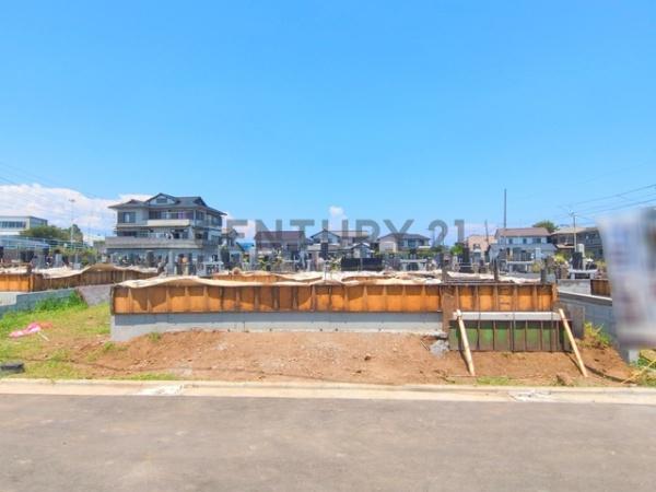 �_�ސ쌧������s����2���ڂ̐V�z��ˌ��Ă̑O�ʓ��H�܂ތ��n�ʐ^