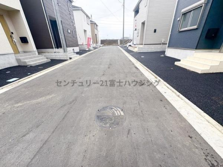 �_�ސ쌧������s����2���ڂ̐V�z��ˌ��Ă̑O�ʓ��H�܂ތ��n�ʐ^