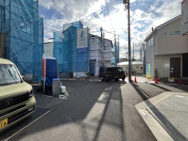 �_�ސ쌧������s����5���ڂ̐V�z��ˌ��Ă̑O�ʓ��H�܂ތ��n�ʐ^