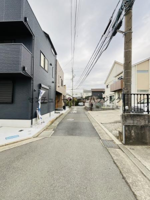 �_�ސ쌧������s����1���ڂ̐V�z��ˌ��Ă̑O�ʓ��H�܂ތ��n�ʐ^