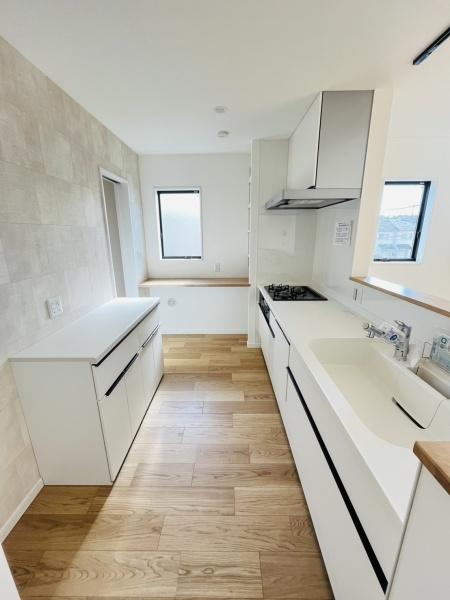 �_�ސ쌧������s�l�{��̐V�z��ˌ��ẴL�b�`��