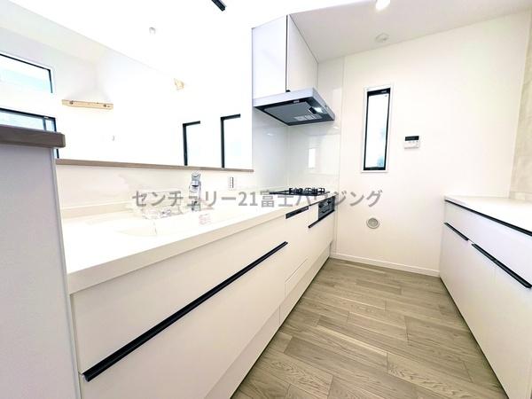 �_�ސ쌧������s�l�{��̐V�z��ˌ��ẴL�b�`��