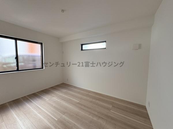 �_�ސ쌧������s������̐V�z��ˌ��Ă̎q������