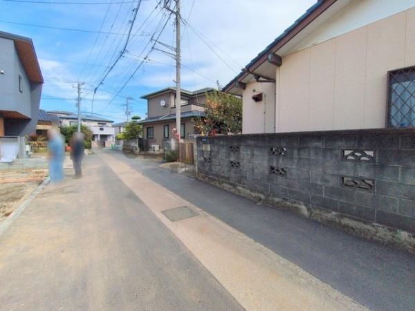 �_�ސ쌧������s������2���ڂ̐V�z��ˌ��Ă̑O�ʓ��H�܂ތ��n�ʐ^