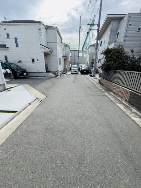 �_�ސ쌧������s�~��1���ڂ̐V�z��ˌ��Ă̑O�ʓ��H�܂ތ��n�ʐ^