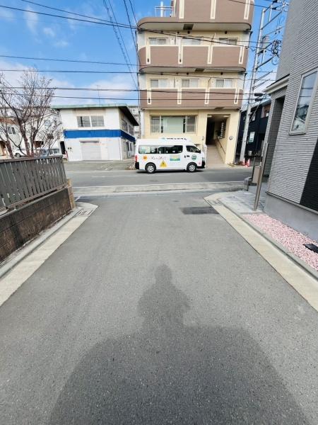 �_�ސ쌧������s�~��1���ڂ̐V�z��ˌ��Ă̑O�ʓ��H�܂ތ��n�ʐ^