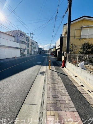 �_�ސ쌧������s�ᏼ���̐V�z��ˌ��Ă̑O�ʓ��H�܂ތ��n�ʐ^