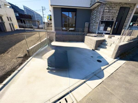 �_�ސ쌧������s���a���̐V�z��ˌ��Ă̑O�ʓ��H�܂ތ��n�ʐ^