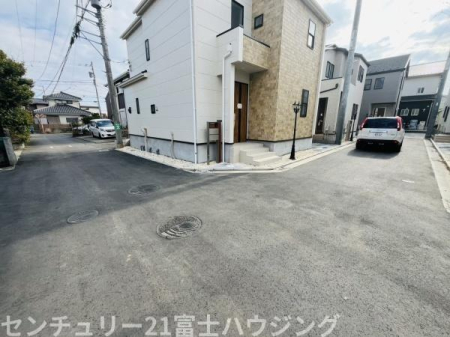 �_�ސ쌧������s�~���̐V�z��ˌ��Ă̑O�ʓ��H�܂ތ��n�ʐ^