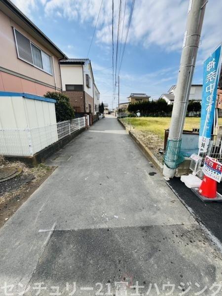 �_�ސ쌧������s�����̐V�z��ˌ��Ă̑O�ʓ��H�܂ތ��n�ʐ^