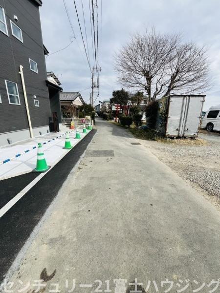 �_�ސ쌧������s�����̐V�z��ˌ��Ă̑O�ʓ��H�܂ތ��n�ʐ^