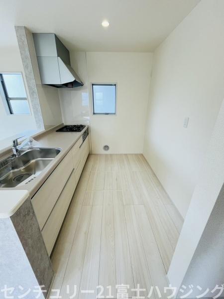 �_�ސ쌧������s�����̐V�z��ˌ��ẴL�b�`��