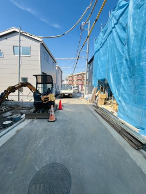 �_�ސ쌧������s����2���ڂ̐V�z��ˌ��Ă̑O�ʓ��H�܂ތ��n�ʐ^