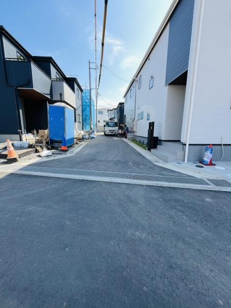 �_�ސ쌧������s����2���ڂ̐V�z��ˌ��Ă̑O�ʓ��H�܂ތ��n�ʐ^