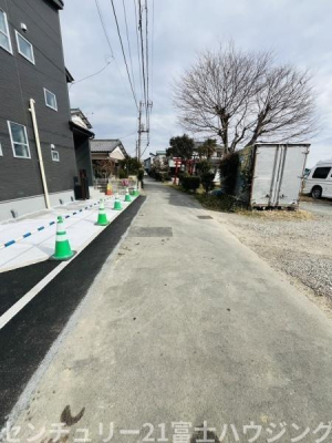 �_�ސ쌧������s�����̐V�z��ˌ��Ă̑O�ʓ��H�܂ތ��n�ʐ^