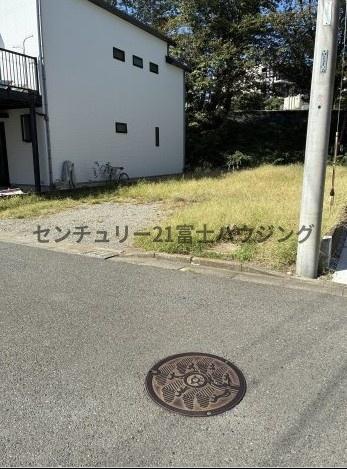 �_�ސ쌧����s�T���̓y�n�̑O�ʓ��H�܂ތ��n�ʐ^