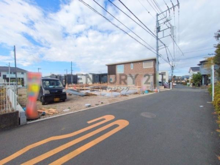 �_�ސ쌧������s����2���ڂ̐V�z��ˌ��Ă̑O�ʓ��H�܂ތ��n�ʐ^