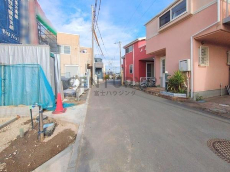 �_�ސ쌧������s�����u�̐V�z��ˌ��Ă̑O�ʓ��H�܂ތ��n�ʐ^