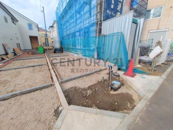 �_�ސ쌧������s�����u�̐V�z��ˌ��Ă̑O�ʓ��H�܂ތ��n�ʐ^