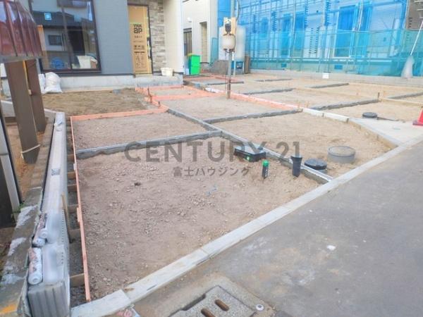 �_�ސ쌧������s�����u�̐V�z��ˌ��Ă̑O�ʓ��H�܂ތ��n�ʐ^