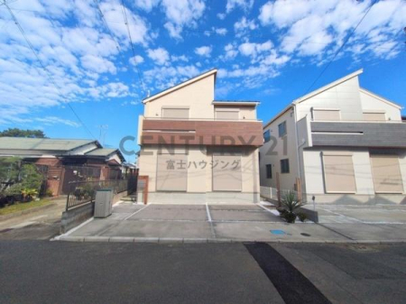 �_�ސ쌧������s���4���ڂ̐V�z��ˌ��Ă̑O�ʓ��H�܂ތ��n�ʐ^