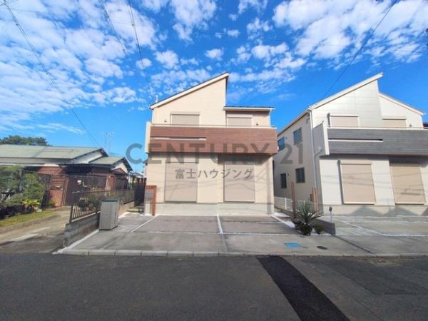 �_�ސ쌧������s���4���ڂ̐V�z��ˌ��Ă̑O�ʓ��H�܂ތ��n�ʐ^