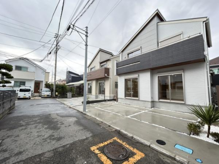 �_�ސ쌧������s���4���ڂ̐V�z��ˌ��Ă̑O�ʓ��H�܂ތ��n�ʐ^