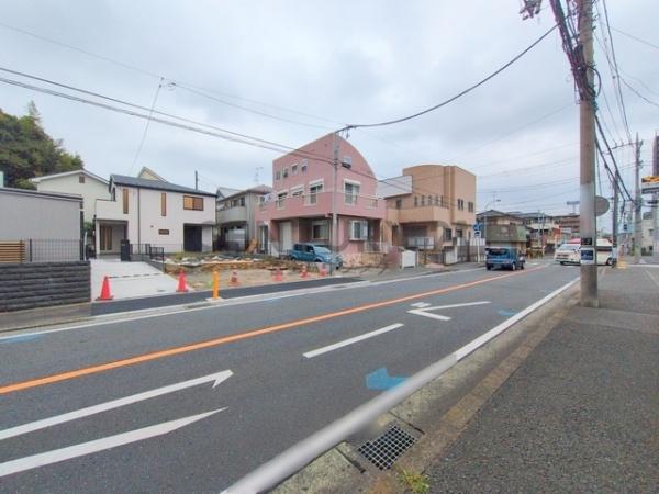 �_�ސ쌧������s������̐V�z��ˌ��Ă̑O�ʓ��H�܂ތ��n�ʐ^