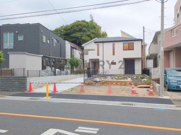 �_�ސ쌧������s������̐V�z��ˌ��Ă̑O�ʓ��H�܂ތ��n�ʐ^