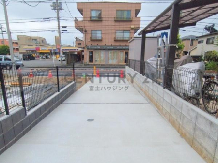 �_�ސ쌧������s������̐V�z��ˌ��Ă̑O�ʓ��H�܂ތ��n�ʐ^